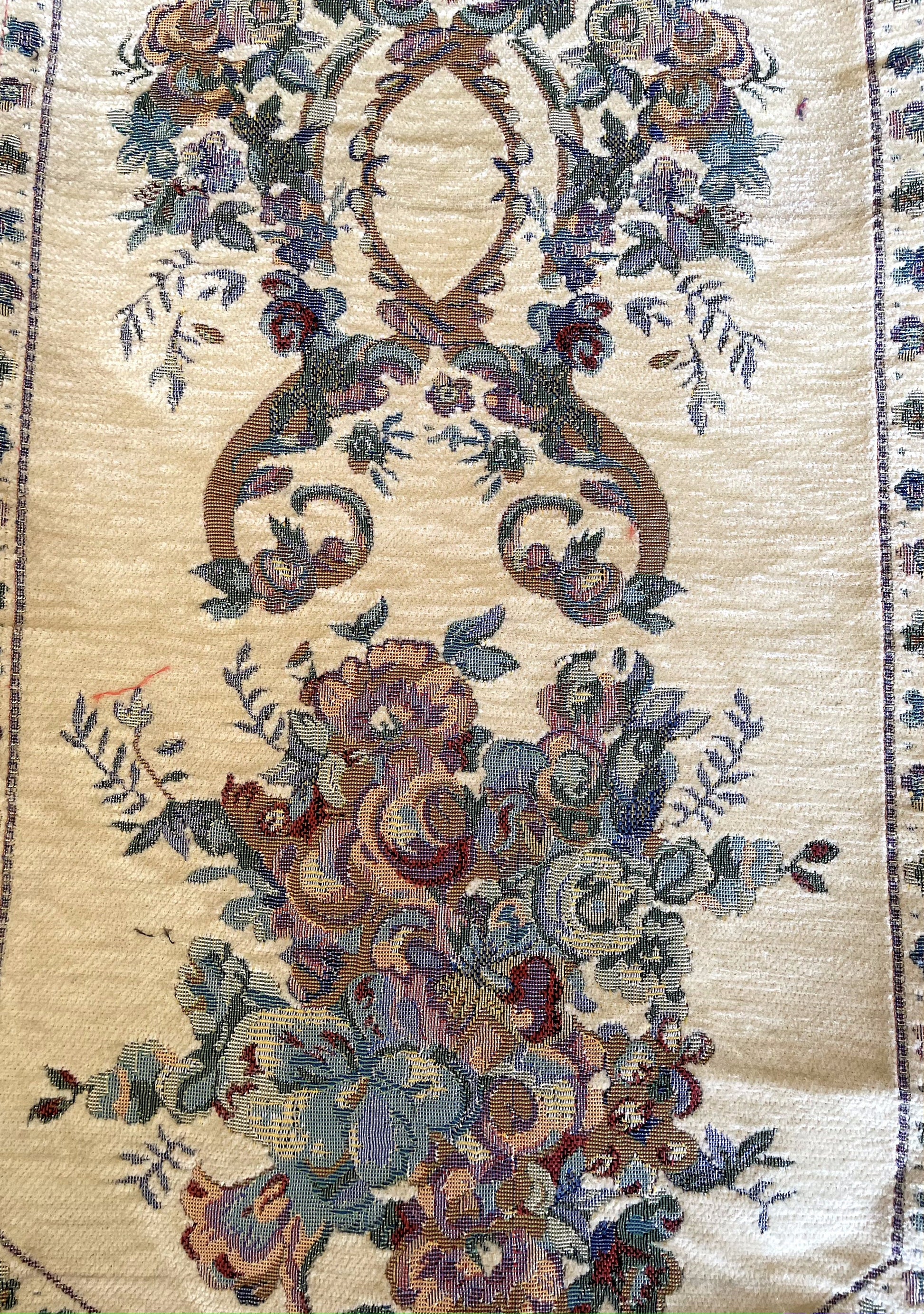 Tissu chenille décoratif traditionnel du Moyen-Orient. Peut-être mis sur une table, suspendue le long d’un mur ou sur le sol comme un tapis.