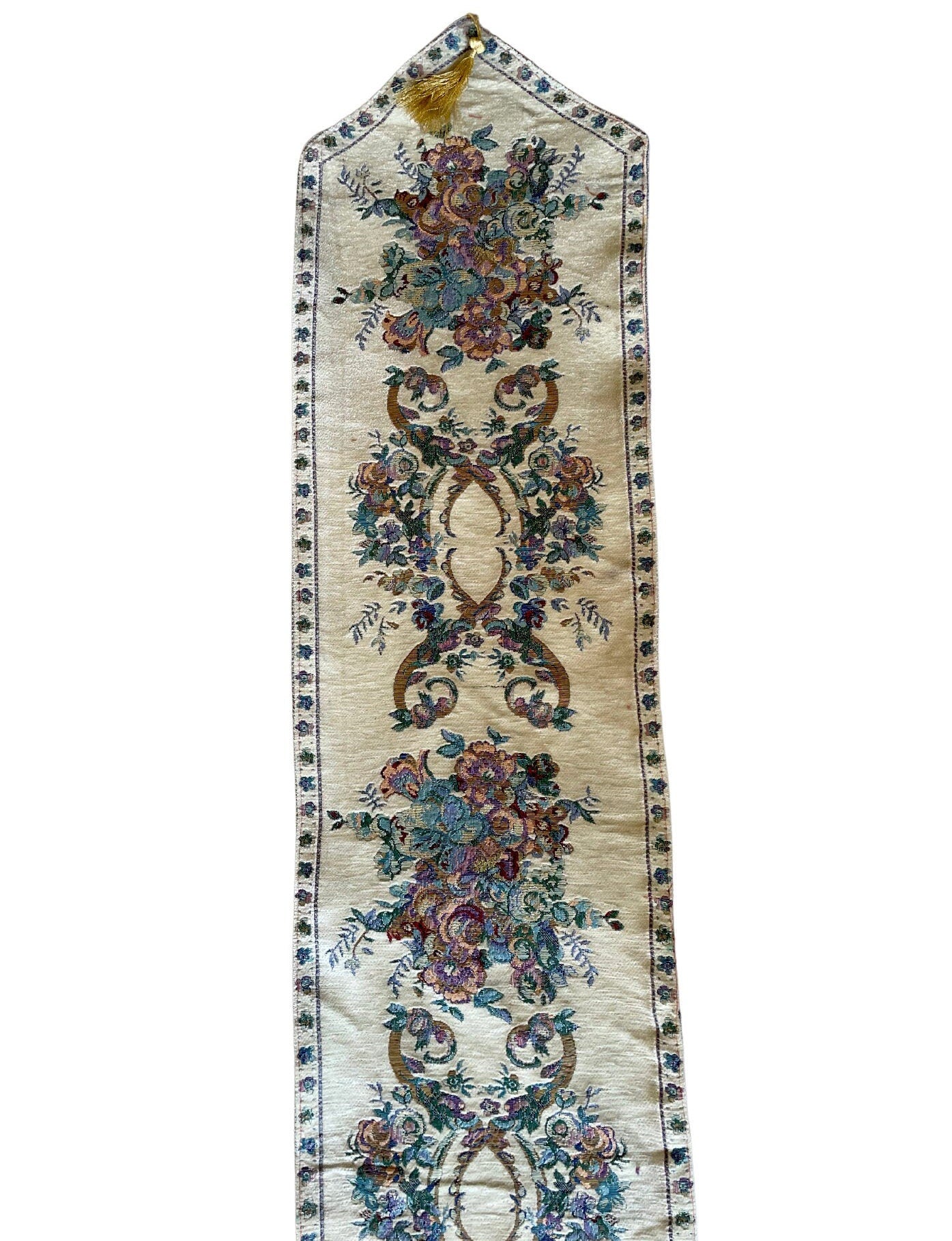 Tissu chenille décoratif traditionnel du Moyen-Orient. Peut-être mis sur une table, suspendue le long d’un mur ou sur le sol comme un tapis.