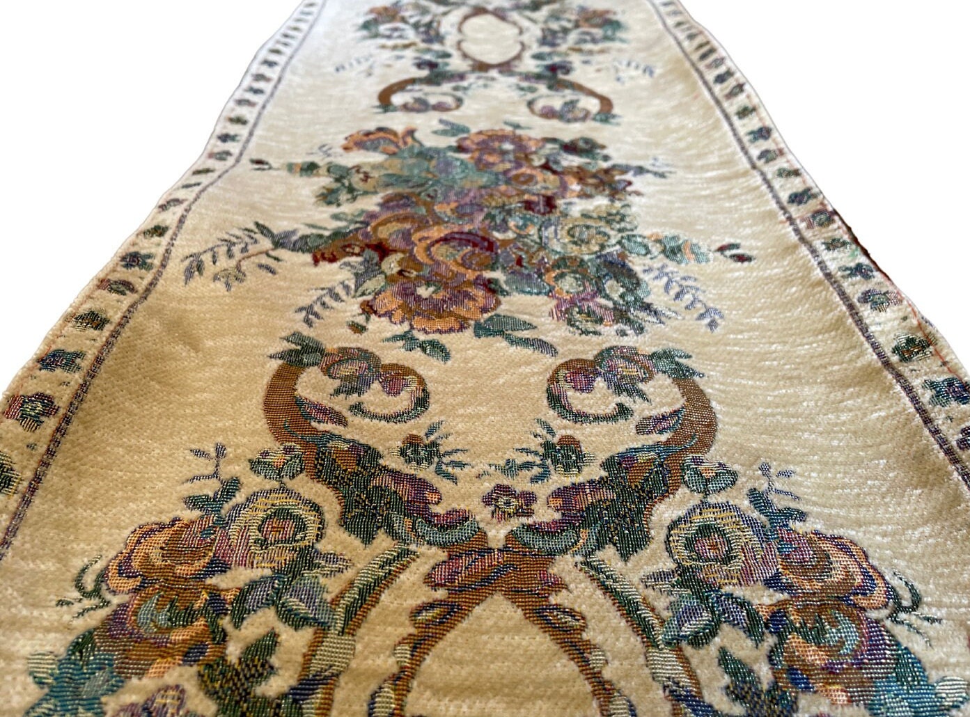 Tissu chenille décoratif traditionnel du Moyen-Orient. Peut-être mis sur une table, suspendue le long d’un mur ou sur le sol comme un tapis.