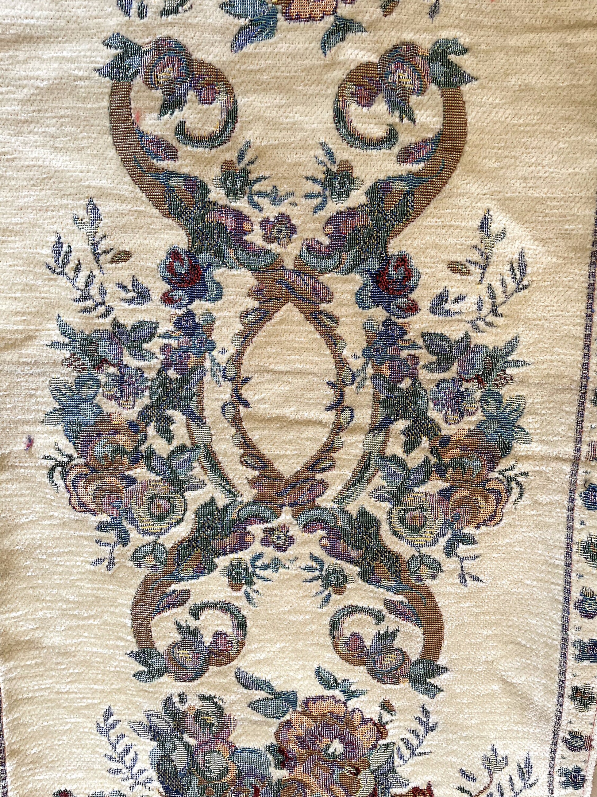 Tissu chenille décoratif traditionnel du Moyen-Orient. Peut-être mis sur une table, suspendue le long d’un mur ou sur le sol comme un tapis.