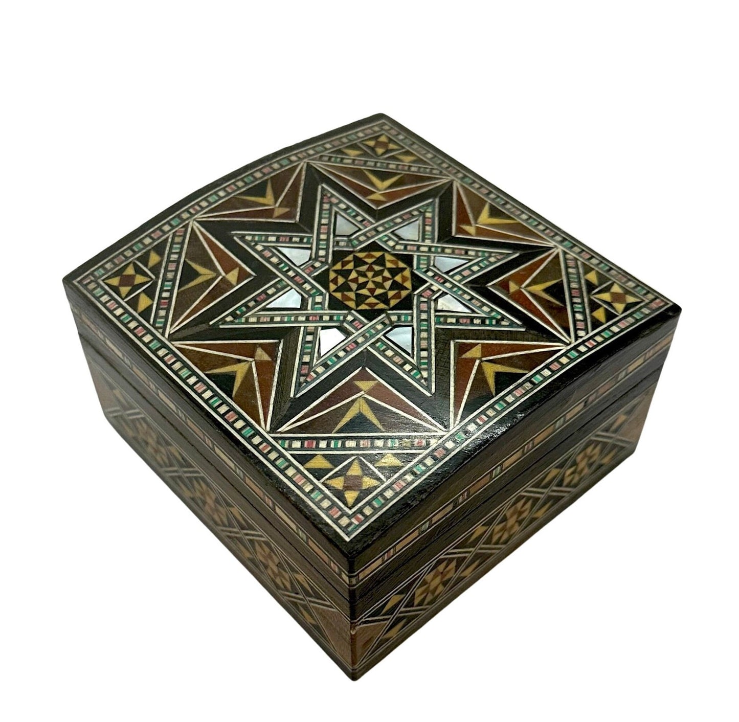 Coffret artisanal cambré en mosaïque, en bois du Moyen-Orient, incrusté de nacre