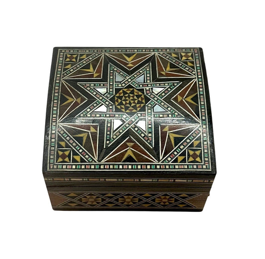 Coffret artisanal cambré en mosaïque, en bois du Moyen-Orient, incrusté de nacre