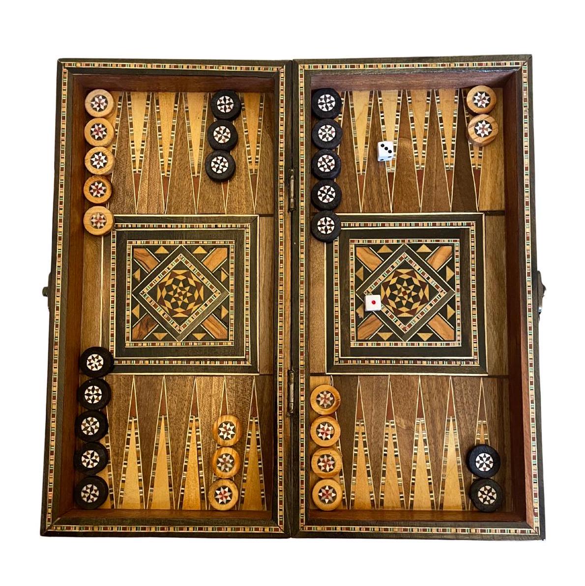 Échiquier et backgammon pliable en mosaïque fait à la main en bois de qualité, incrusté de nacre. Pièces de backgammon inclus.