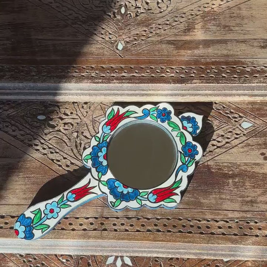 Miroir fait à la main en bois, décoré à la maniére de Faïence (Ishani)