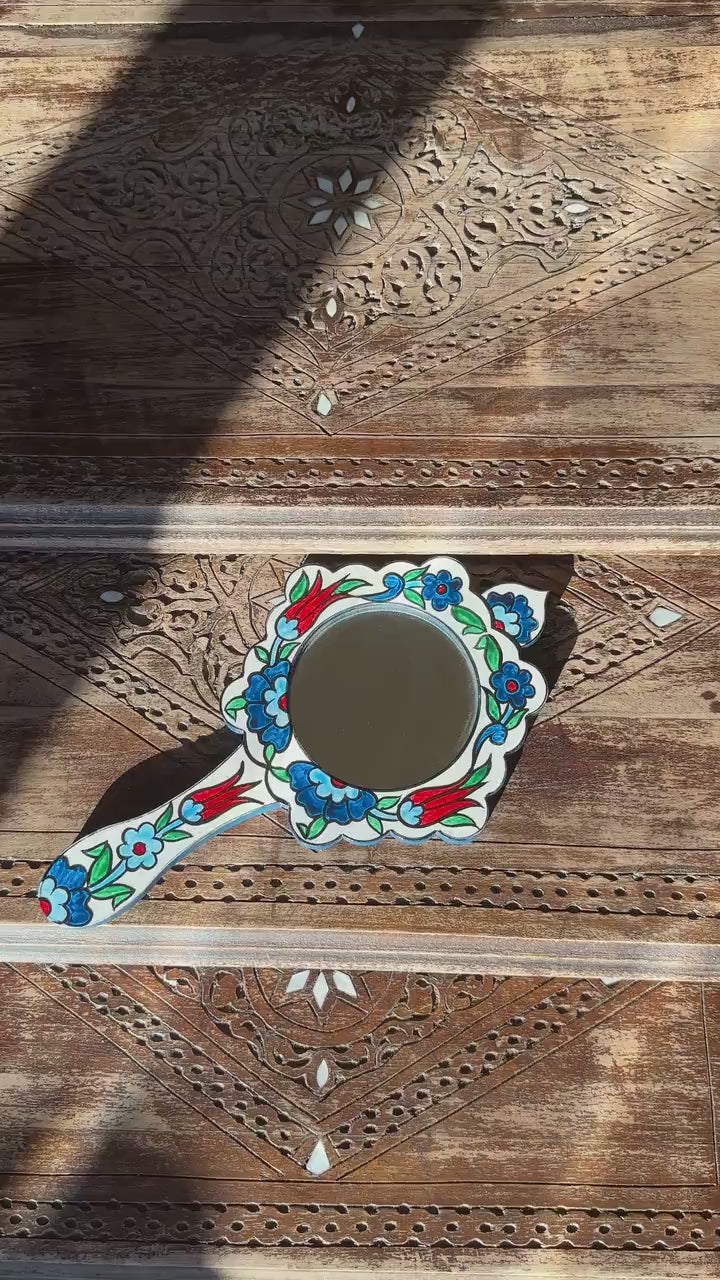 Miroir fait à la main en bois, décoré à la maniére de Faïence (Ishani)